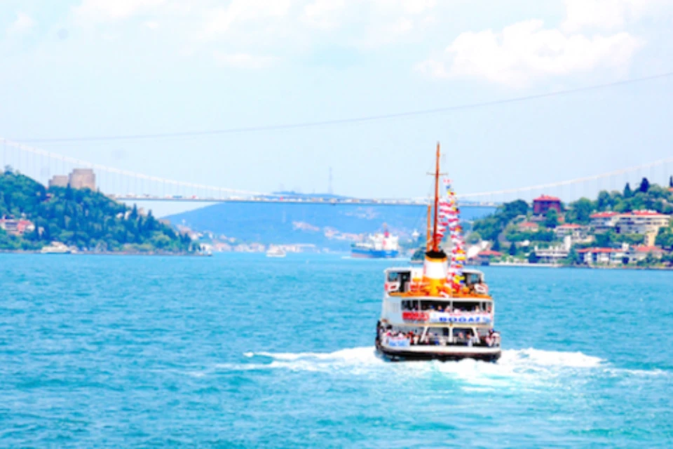 boat-tour-on-the-Bosphorus